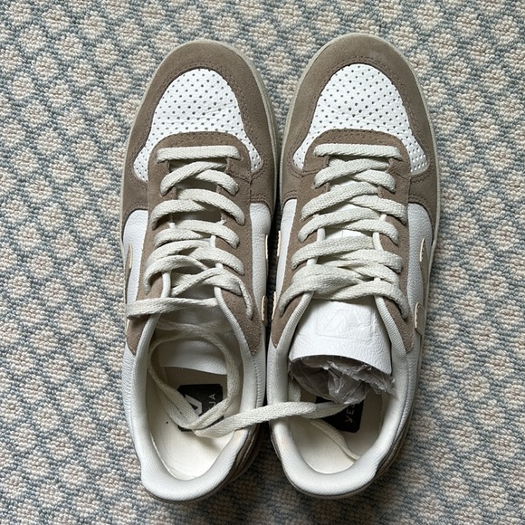 Veja V10 Sneakers in Extra White Sable Sahara - Picture 5 of 11